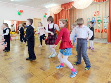 Gomel, Belarus - 22 Şubat 2019: Matine Sovyet ordu günü için özel anaokulunda