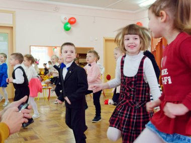 Gomel, Belarus - 22 Şubat 2019: Matine Sovyet ordu günü için özel anaokulunda