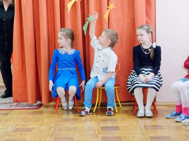 Gomel, Belarus - 22 Şubat 2019: Matine Sovyet ordu günü için özel anaokulunda