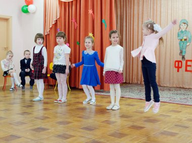 Gomel, Belarus - 22 Şubat 2019: Matine Sovyet ordu günü için özel anaokulunda