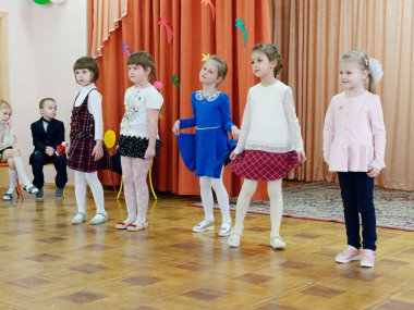 Gomel, Belarus - 22 Şubat 2019: Matine Sovyet ordu günü için özel anaokulunda