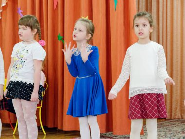 Gomel, Belarus - 22 Şubat 2019: Matine Sovyet ordu günü için özel anaokulunda