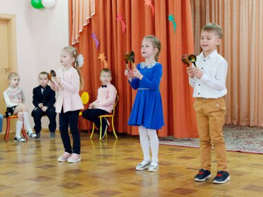 Gomel, Belarus - 22 Şubat 2019: Matine Sovyet ordu günü için özel anaokulunda