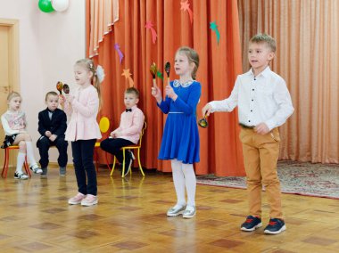 Gomel, Belarus - 22 Şubat 2019: Matine Sovyet ordu günü için özel anaokulunda