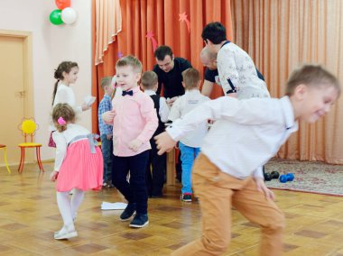 Gomel, Belarus - 22 Şubat 2019: Matine Sovyet ordu günü için özel anaokulunda