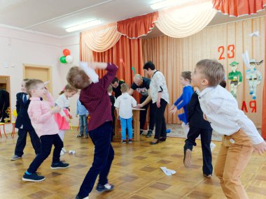 Gomel, Belarus - 22 Şubat 2019: Matine Sovyet ordu günü için özel anaokulunda
