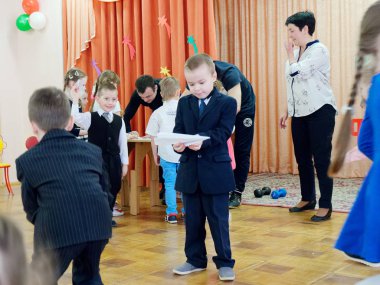Gomel, Belarus - 22 Şubat 2019: Matine Sovyet ordu günü için özel anaokulunda
