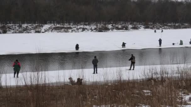 Начало весны. рыбаки ловят рыбу со льда . — стоковое видео