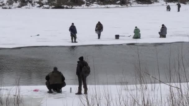 Začátek jara. rybáři lovit ryby z ledu. — Stock video