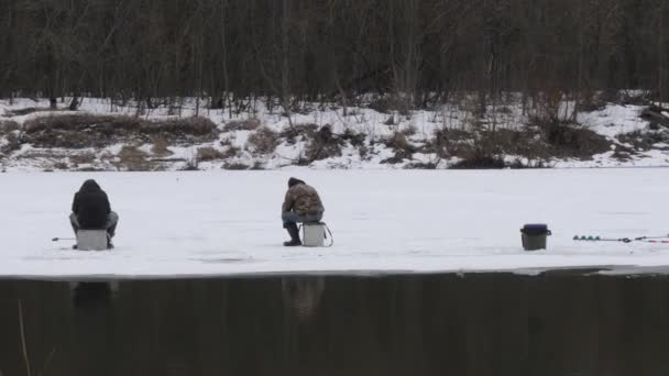 白俄罗斯戈梅利-2019年2月24日: 春天开始。渔民从冰上捕鱼. — 图库视频影像