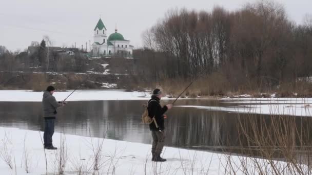 El comienzo de la primavera. pescadores capturan peces del hielo . — Vídeo de stock