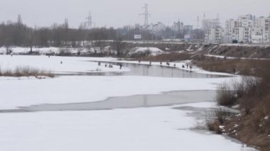 baharın başlangıcı. Balıkçılar buz balık.