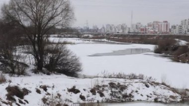 baharın başlangıcı. Balıkçılar buz balık.