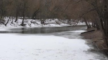 baharın başlangıcı. nehir buzdan ücretsizdir.