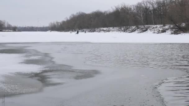 春の初め 川は氷の自由 — ストック動画