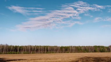 baharın başlangıcı. bulutlar alan üzerinde yüzen.