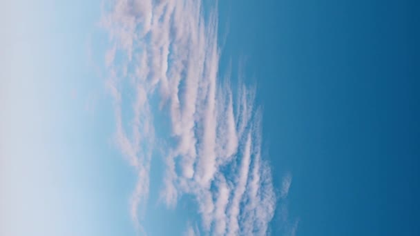 Comienzo Primavera Las Nubes Flotan Contra Cielo Azul — Vídeos de Stock