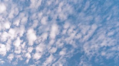 baharın başlangıcı. bulutlar mavi gökyüzüne karşı yüzen