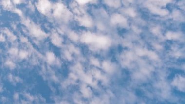 baharın başlangıcı. bulutlar mavi gökyüzüne karşı yüzen