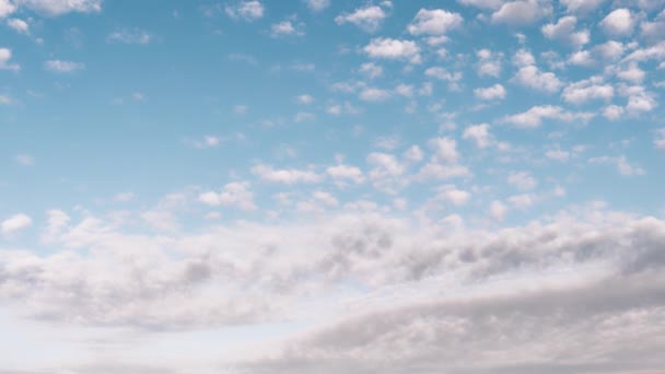 Comienzo Primavera Las Nubes Flotan Contra Cielo Azul — Vídeos de Stock