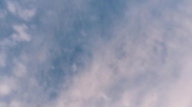 baharın başlangıcı. bulutlar mavi gökyüzüne karşı yüzen