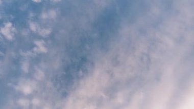 baharın başlangıcı. bulutlar mavi gökyüzüne karşı yüzen