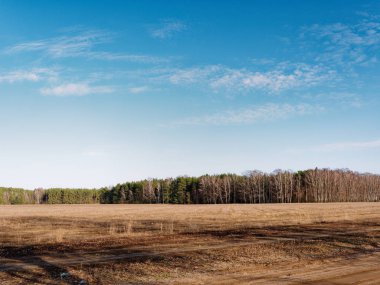baharın başlangıcı. bulutlar alan üzerinde yüzen.
