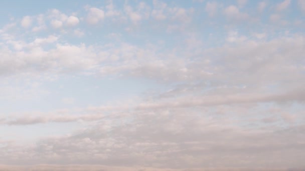 Het Begin Van Lente Wolken Drijven Het Veld — Stockvideo