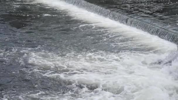 大まかな川 水の急流急速な動き — ストック動画