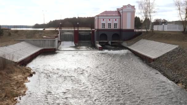 Estación Hidroeléctrica Presa Puertas Del Nivel Del Agua Lago — Vídeos de Stock