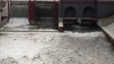 Barajı hidroelektrik santral. göldeki su seviyesi kapıları.