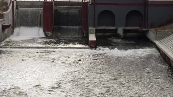 Estación Hidroeléctrica Presa Puertas Del Nivel Del Agua Lago — Vídeo de stock