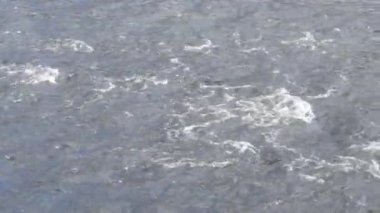 kaba nehir. su Rapids hızlı hareket.