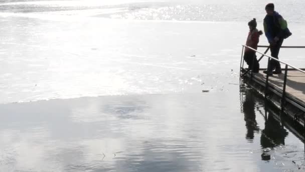 Début Printemps Enfants Jouent Près Eau — Video