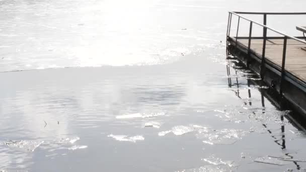 春天的开始 冰上湖面上的码头 — 图库视频影像