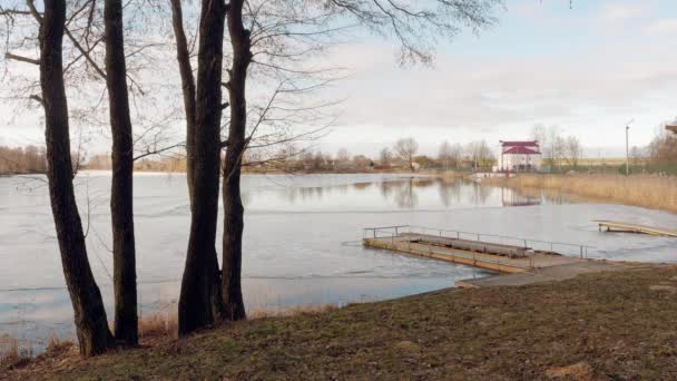 Début Printemps Jetée Sur Lac Dans Glace — Video