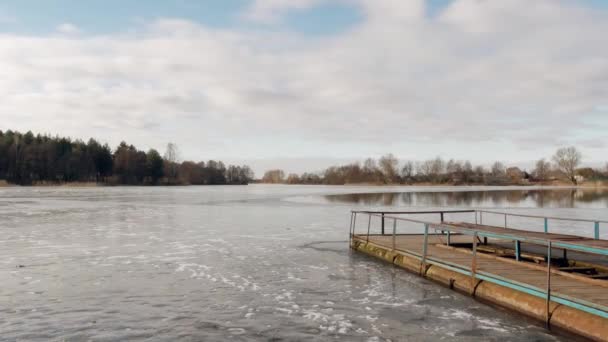 Début Printemps Jetée Sur Lac Dans Glace — Video