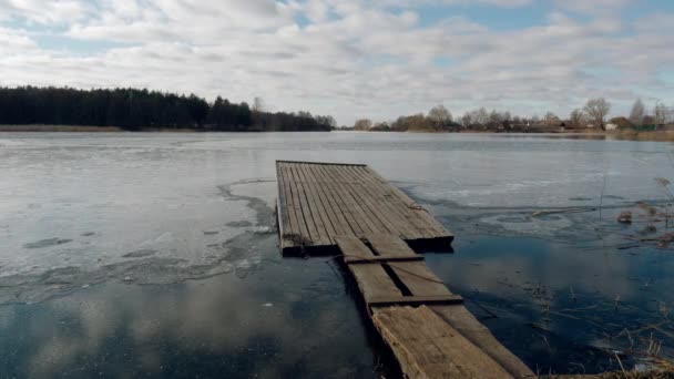 Början Våren Brygga Vid Sjön Isen — Stockvideo
