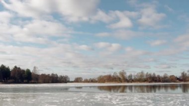 baharın başlangıcı. buz gölde iskelede.