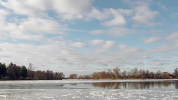 Début Printemps Jetée Sur Lac Dans Glace — Video