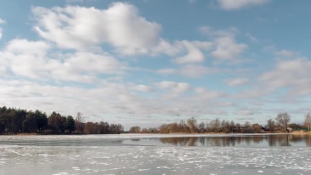 Het Begin Van Lente Jetty Het Meer Het Ijs — Stockvideo