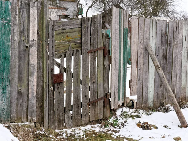 Stare drewniane drzwi starego ogrodzenia desek. — Zdjęcie stockowe