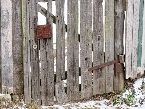 Stare drewniane drzwi starego ogrodzenia desek. — Zdjęcie stockowe