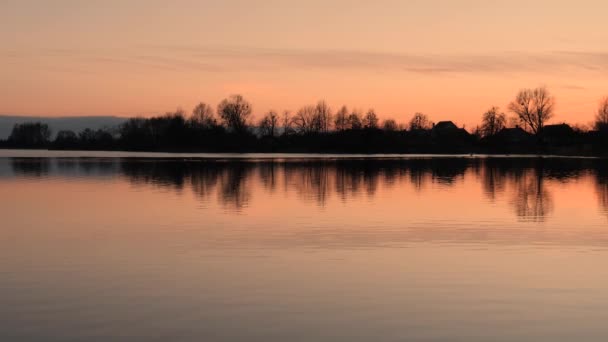 Pôr Sol Vermelho Sobre Água Lago Aldeia — Vídeo de Stock