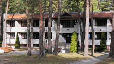 Grodno, Belarus - 2 Mart 2019: Sanatoryum Energetik. Çam ormanı içinde konut.