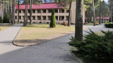 Grodno, Belarus - 2 Mart 2019: Sanatoryum Energetik. Çam ormanı içinde konut.