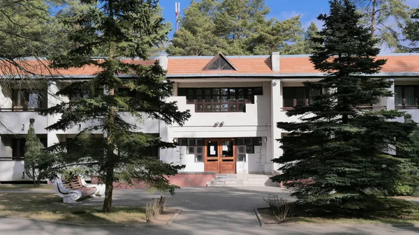 GRODNO, BELARUS - 2 MARS 2019 : Sanatorium ENERGETIK. Bâtiments résidentiels dans la pinède . — Photo