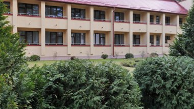 Grodno, Belarus - 2 Mart 2019: Sanatoryum Energetik. Çam ormanı içinde konut.