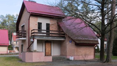Grodno, Belarus - 2 Mart 2019: Sanatoryum Energetik. Çam ormanı içinde konut.