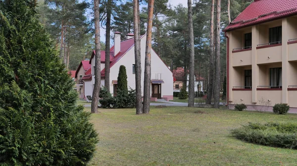 GRODNO, BELARUS - 2 de março de 2019: Sanatório ENERGETIK. Prédios residenciais na floresta de pinheiros . — Fotografia de Stock